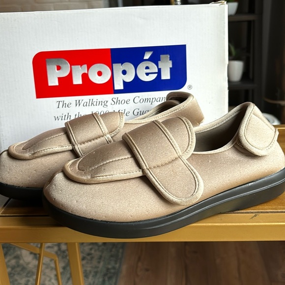 Propet slippers or shoes for swollen feet. Size 8 WIDE Sand stretchy upper NEW - Picture 1 of 10